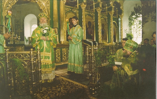 Первая Божественная Литургия в Троицком соборе 15 июня 2003 года